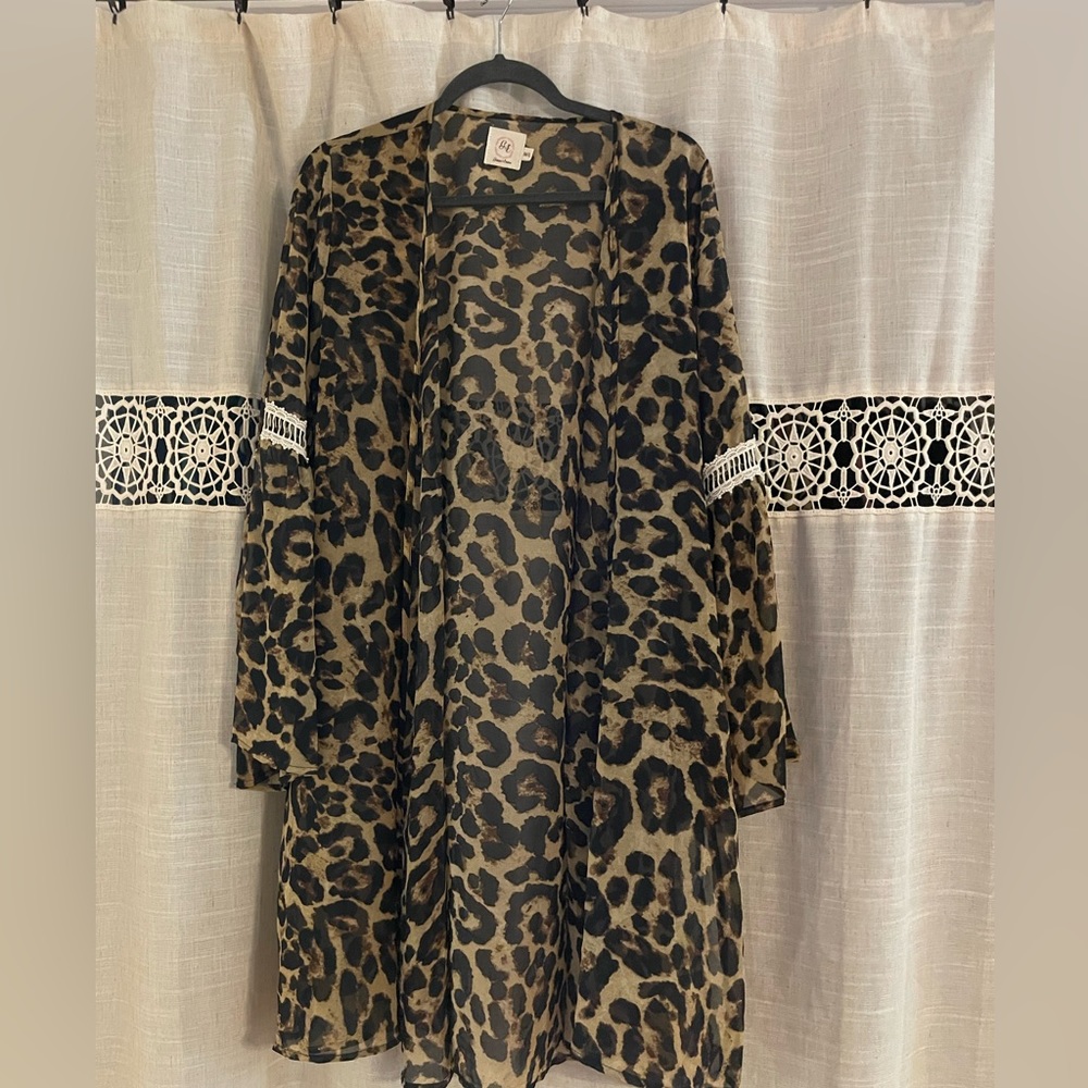 Grace + Emma cheetah print kimono sz M/L